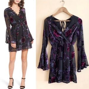 🆕 Dee Elly Black Velvet with Flare Sleeves Dress. NWT